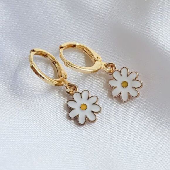 5/$25 Daisy 🌼 Small Earrings - Picture 1 of 3